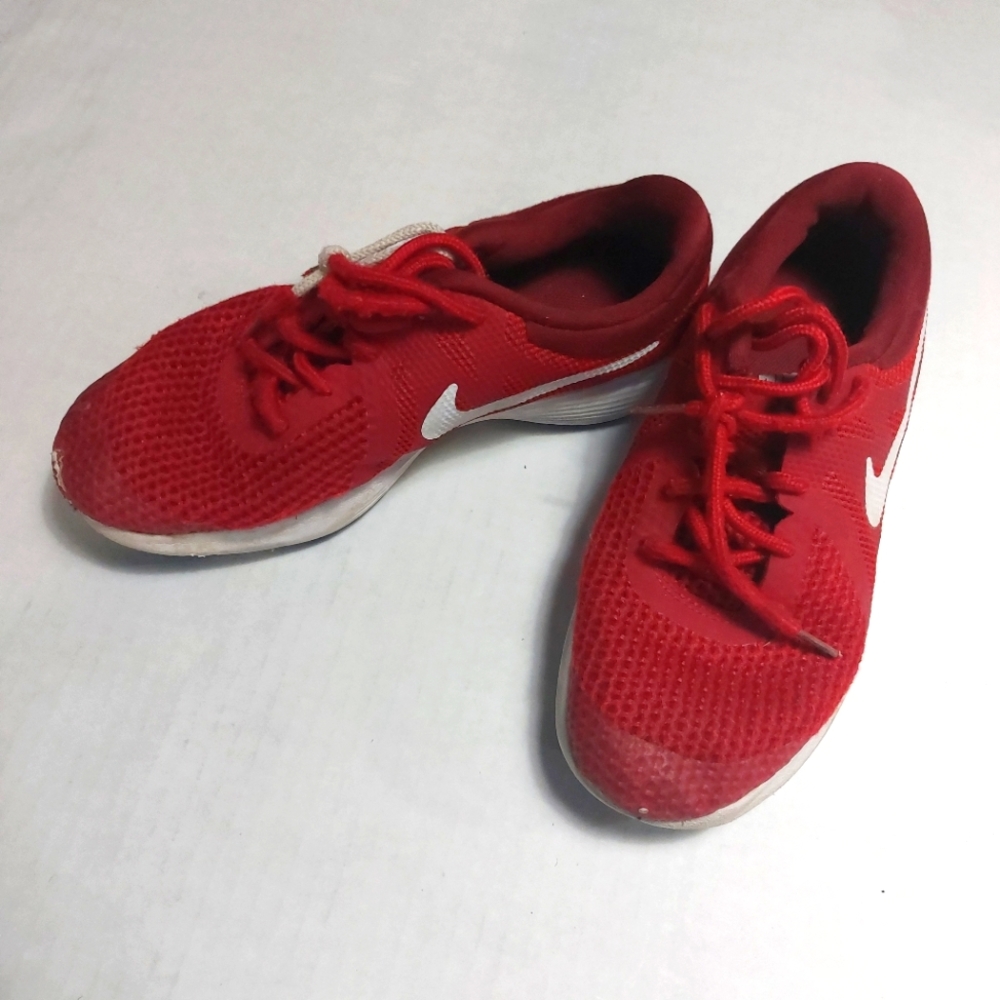 Boys Nike shoes Size 5Y Red and White